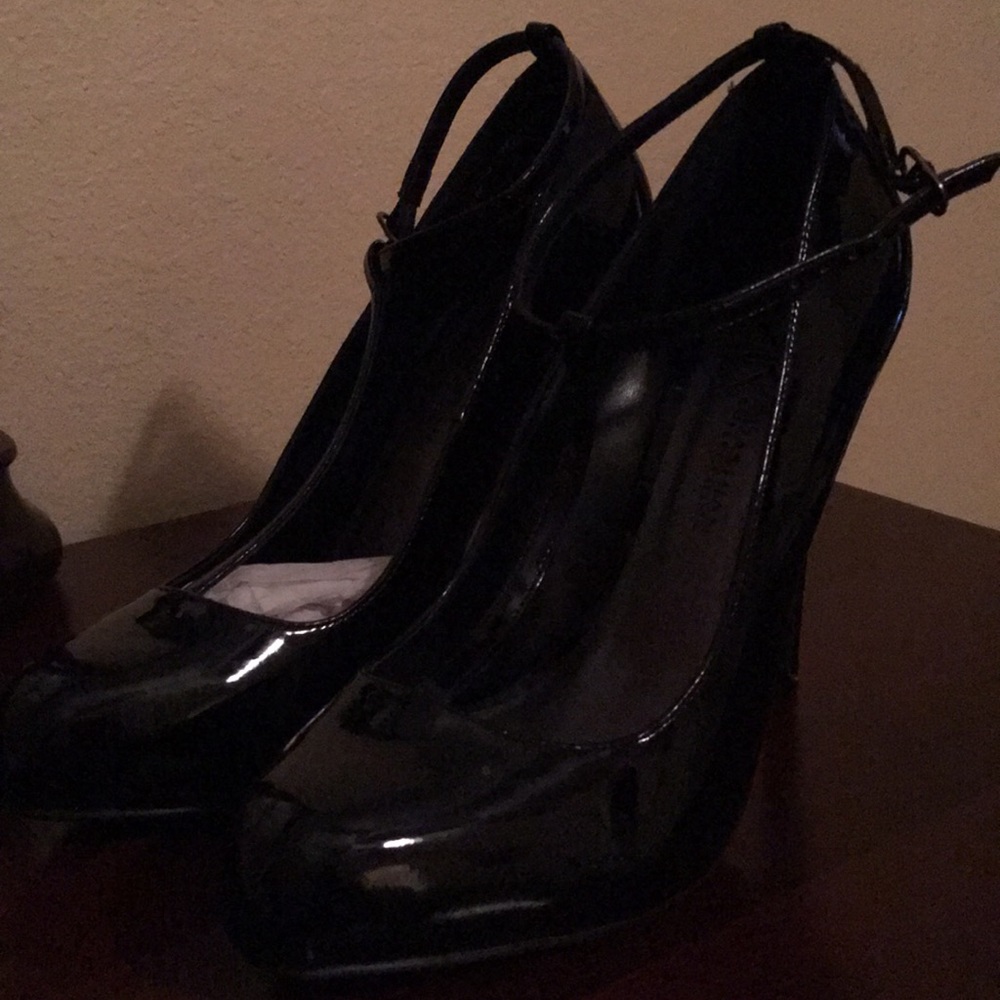 Cute Kardashian Collection heel!